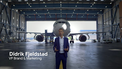 Didrik Fjeldstad stood in front of an airplane in a hangar